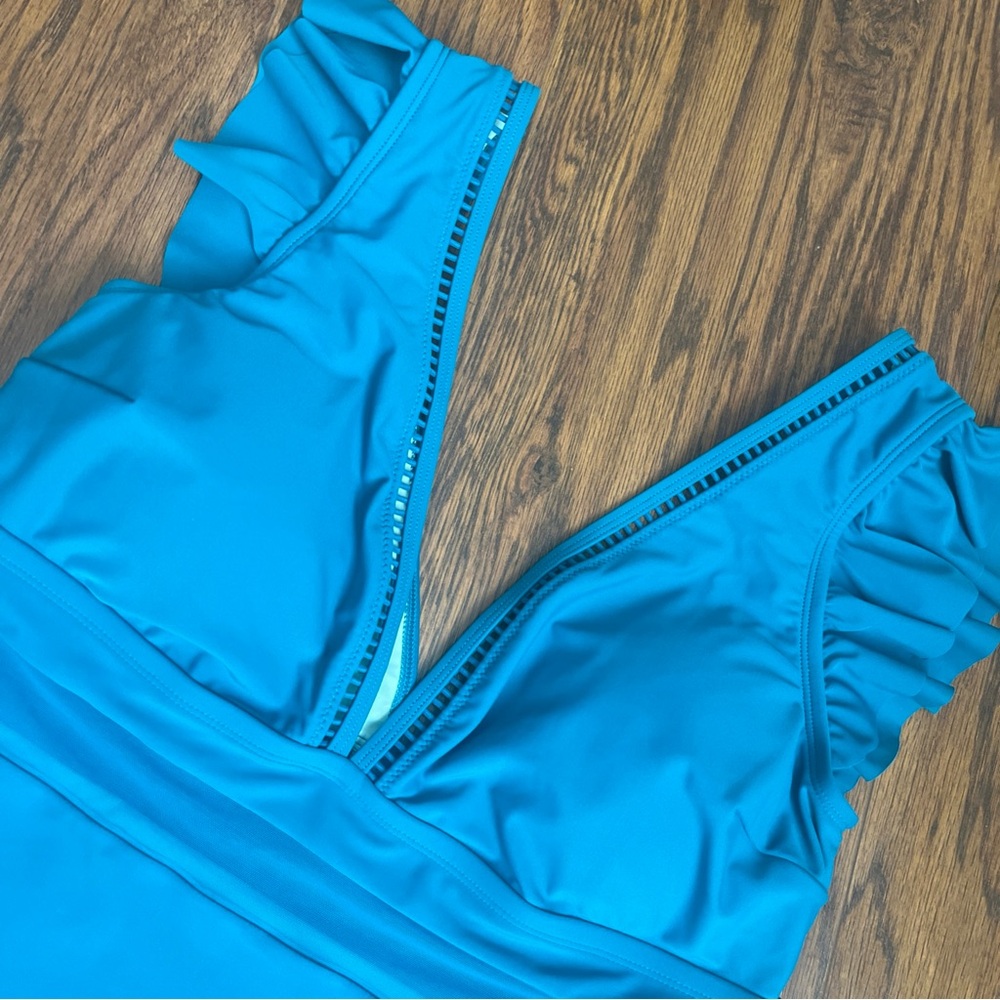 Easton Teal and White Garment